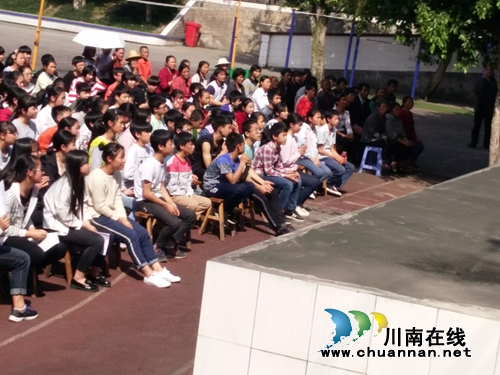 腾飞公司到宜宾江安五矿中学捐资助学活动(图3)
