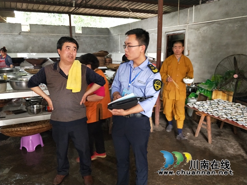 合江县合江镇食药所检查指导“观音会”群宴现场(图1)