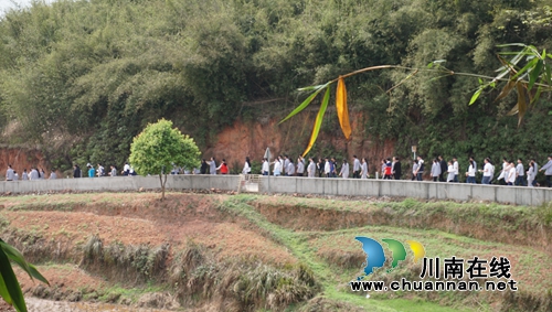 纳溪区天仙镇学校组织师生开展拉练活动(图2)