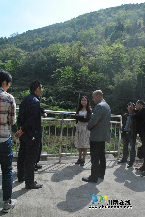 叙永县副县长谢华关心苗乡教育均衡发展(图2)