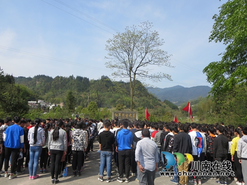 叙永县关工委联合白腊高峰小学开展扫墓活动(图1) 叙永县关工委联合白腊高峰小学开展扫墓活动(图1)