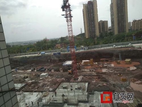 自贡凌晨工地“炮声隆”市民投诉“噪音扰民”(图1) 自贡凌晨工地“炮声隆”市民投诉“噪音扰民”(图1)