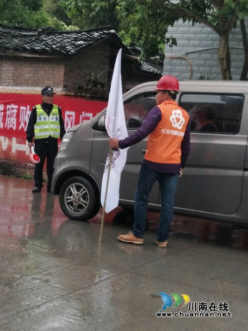 泸县百和镇志愿者开展“护清明”志愿服务活动