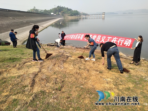 内江隆昌:保护古宇湖水质环境 水务党员义工在行动(图1) 内江隆昌:保护古宇湖水质环境 水务党员义工在行动(图1)