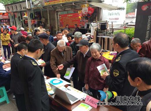 合江县食药监局开展“12331——助力健康中国梦 食药安全伴你行”主题宣传活动(图2) 合江县食药监局开展“12331——助力健康中国梦 食药安全伴你行”主题宣传活动(图2)