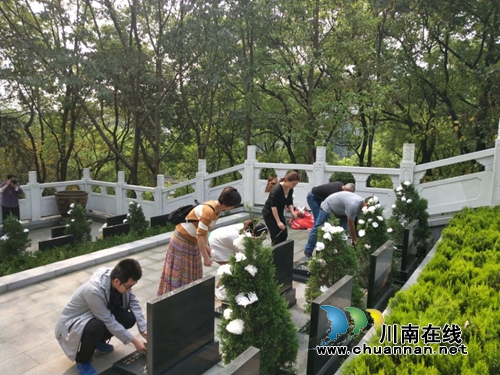 江阳区张坝街道匠心社区:清明祭英烈 缅怀爱国魂(图1) 江阳区张坝街道匠心社区:清明祭英烈 缅怀爱国魂(图1)