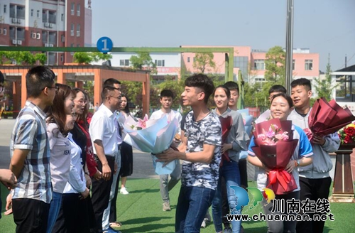感恩母校携梦启航!泸县建校举行2015级毕业典礼(图3) 感恩母校携梦启航!泸县建校举行2015级毕业典礼(图3)
