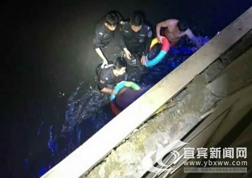 宜宾:男子与女友吵架轻生 4名特警跳河救起(图1) 宜宾:男子与女友吵架轻生 4名特警跳河救起(图1)