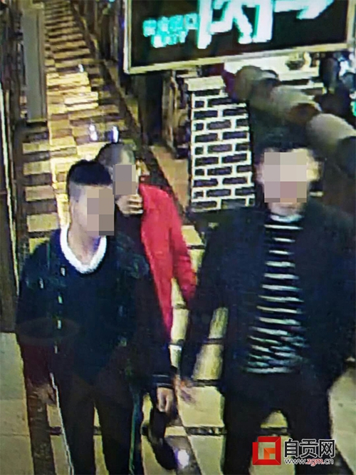 自贡:三男子广场持刀抢劫 警方50余小时破案(图2) 自贡:三男子广场持刀抢劫 警方50余小时破案(图2)