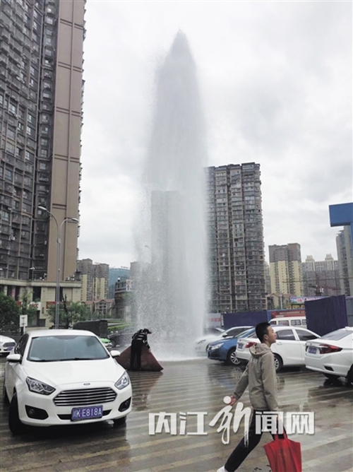 内江:货车撞爆消防栓 水柱冲起5米高(图1) 内江:货车撞爆消防栓 水柱冲起5米高(图1)