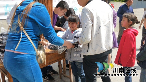 “酒城段家军”车友到叙永白腊乡亮窗口小学献爱心(图1)