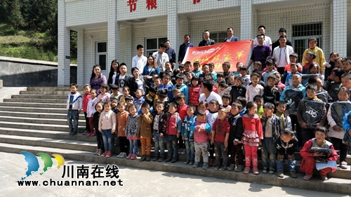 “酒城段家军”车友到叙永白腊乡亮窗口小学献爱心(图2)