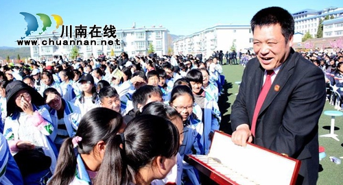 江阳区法院萤火虫普法志愿行走进盐源民族中学(图1) 江阳区法院萤火虫普法志愿行走进盐源民族中学(图1)