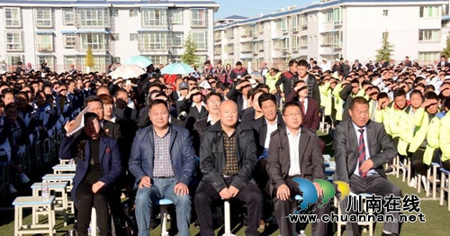 江阳区法院萤火虫普法志愿行走进盐源民族中学(图4) 江阳区法院萤火虫普法志愿行走进盐源民族中学(图4)