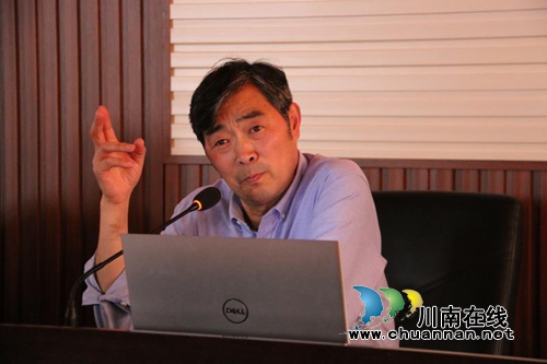 合江中学举行同济大学招生座谈会(图4) 合江中学举行同济大学招生座谈会(图4)