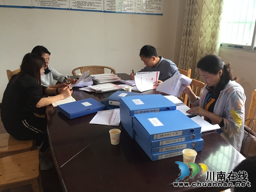 合江镇开展脱贫攻坚全覆盖交叉检查(图1) 合江镇开展脱贫攻坚全覆盖交叉检查(图1)