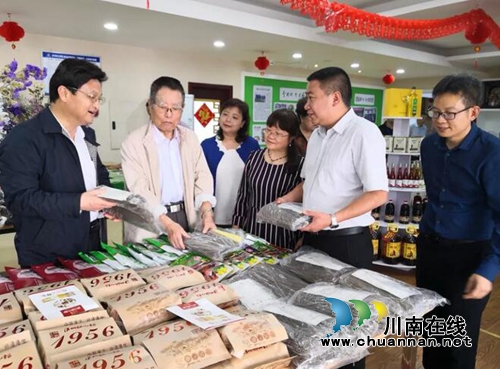 田亚东带队调研委员企业益康富硒生态牧业公司(图2) 田亚东带队调研委员企业益康富硒生态牧业公司(图2)