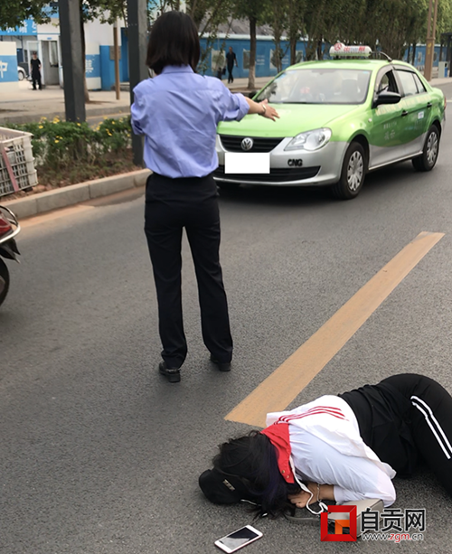 跪地救人 自贡女民警托起“生命希望”(图1) 跪地救人 自贡女民警托起“生命希望”(图1)
