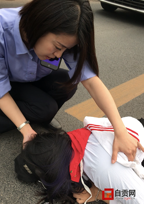 跪地救人 自贡女民警托起“生命希望”(图2) 跪地救人 自贡女民警托起“生命希望”(图2)