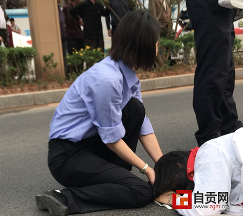 跪地救人 自贡女民警托起“生命希望”(图3) 跪地救人 自贡女民警托起“生命希望”(图3)