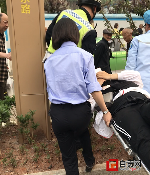 跪地救人 自贡女民警托起“生命希望”(图4) 跪地救人 自贡女民警托起“生命希望”(图4)