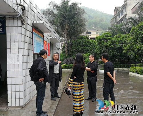 叙永县教育局副局长魏晋到叙永县叙永镇东大街小学校检查安全工作(图1)