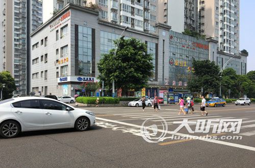 泸州：司机礼让行人后&nbsp;行人却不敢走(图1)