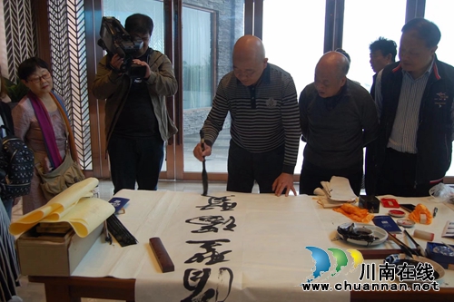 “诗酒四月天”诗词学会名家汇聚泸州纳贡庄园(图5) “诗酒四月天”诗词学会名家汇聚泸州纳贡庄园(图5)