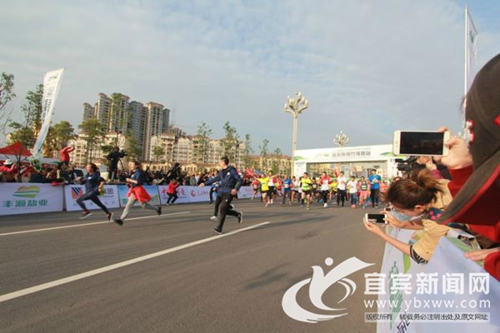 2018国家森林城市马拉松蜀南竹海首站开跑(图3) 2018国家森林城市马拉松蜀南竹海首站开跑(图3)