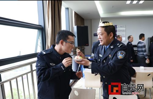 自贡自流井公安分局首创《集体生日会制度》(图1) 自贡自流井公安分局首创《集体生日会制度》(图1)