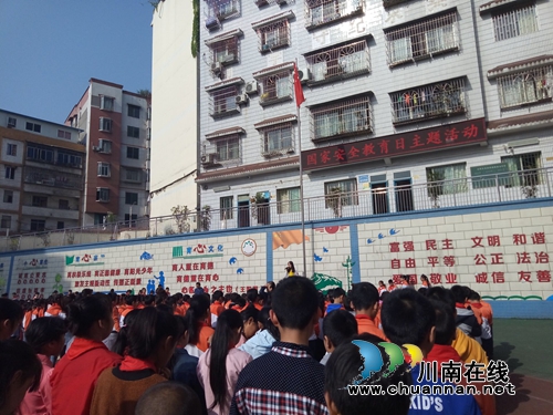 泸州开展全民国家安全教育日法治宣传教育(图3) 泸州开展全民国家安全教育日法治宣传教育(图3)