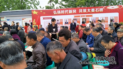 泸县司法局:志愿宣传促和谐 引导群众显真情(图1) 泸县司法局:志愿宣传促和谐 引导群众显真情(图1)