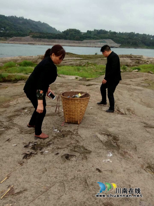 泸县太伏镇开展周末清理河岸垃圾志愿服务行动(图1) 泸县太伏镇开展周末清理河岸垃圾志愿服务行动(图1)