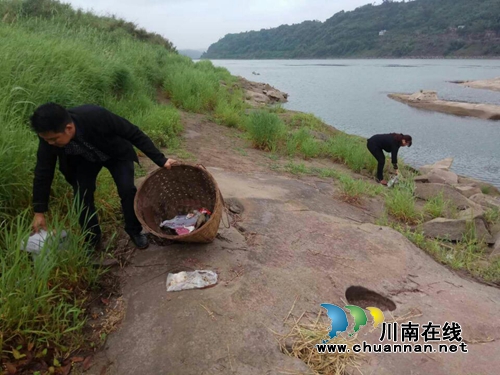 泸县太伏镇开展周末清理河岸垃圾志愿服务行动(图2) 泸县太伏镇开展周末清理河岸垃圾志愿服务行动(图2)
