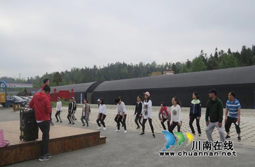 贵州盘州市双凤镇西冲片区两所幼儿园到哒啦仙谷开展拓展训练(图2) 贵州盘州市双凤镇西冲片区两所幼儿园到哒啦仙谷开展拓展训练(图2)