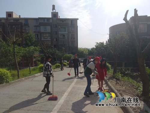 泸州市政府办到张坝街道桂圆林社区开展周末大清扫行动(图1)