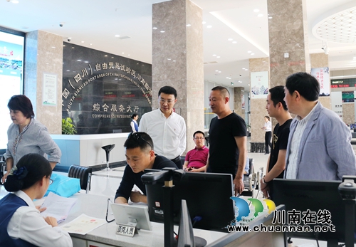 龙马潭“政府一把手”陪跑 打通服务最后1公里(图2) 龙马潭“政府一把手”陪跑 打通服务最后1公里(图2)