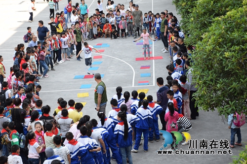 泸州市“流动青少年宫”走进叙永镇银顶小学开展智扶贫活动(图1)