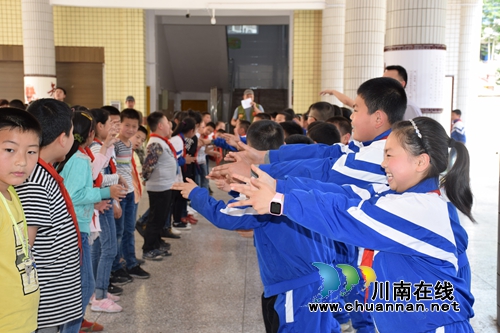泸州市“流动青少年宫”走进叙永镇银顶小学开展智扶贫活动(图2)