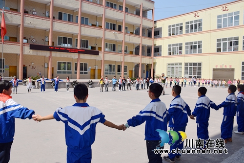 泸州市“流动青少年宫”走进叙永镇银顶小学开展智扶贫活动(图3)