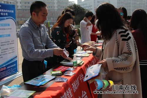 红星街道深入开展扶贫领域专项治理和社会评价工作宣传活动(图1)