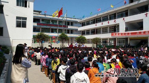 宜宾筠连交警大队大雪山中队走进校园为师生上交通安全课(图1)