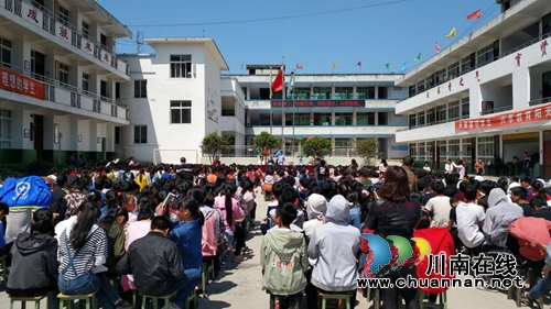 宜宾筠连交警大队大雪山中队走进校园为师生上交通安全课(图2)