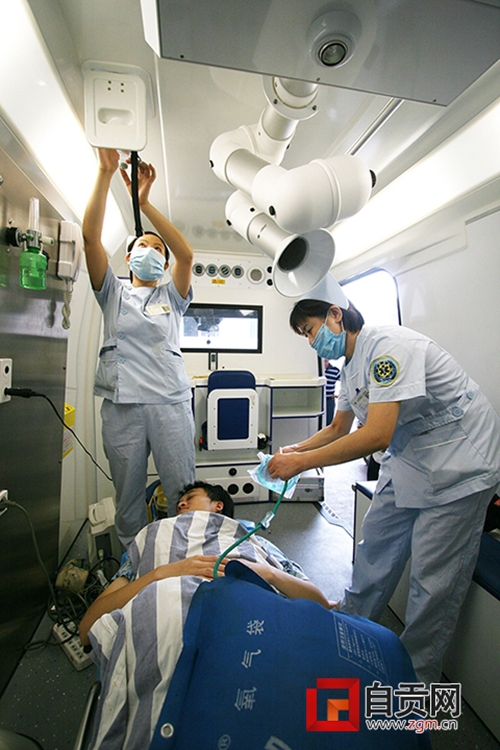 开直升机救你 自贡打造“陆空一体”救援体系(图1) 开直升机救你 自贡打造“陆空一体”救援体系(图1)