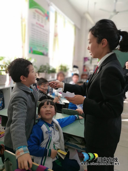 泸州：萤火虫飞进法治微课堂&nbsp;趣味问答学知识(图1)