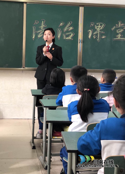 泸州：萤火虫飞进法治微课堂&nbsp;趣味问答学知识(图2)