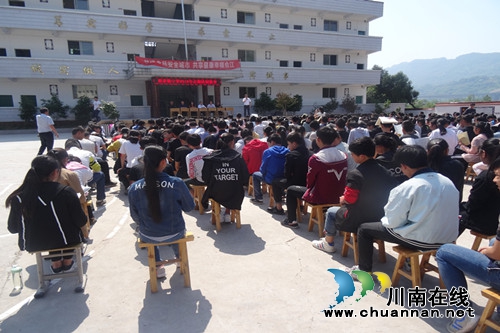 合江县实录镇：四月芳菲艳阳天&nbsp;法治宣传进校园(图1)