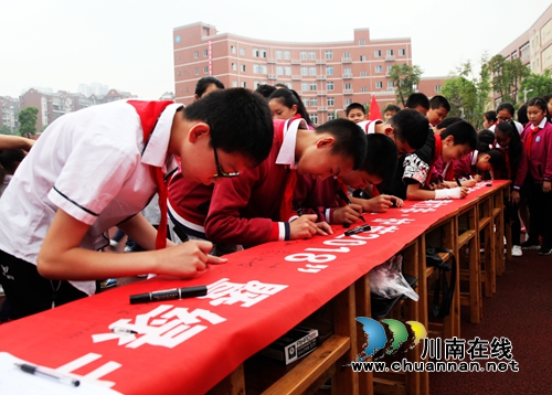 龙马潭“扫黄打非•护苗2018”宣传活动进学校(图3)