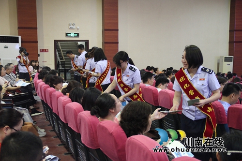 龙马潭区国、地税局联合开展税收宣传活动(图1)