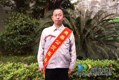 2000元现金散落公交车上&nbsp;幸亏泸州许师傅捡到(图1)